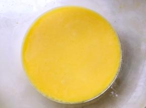 搅拌好的面糊过筛两遍