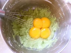 分离鸡蛋，蛋白打至干净容器，蛋黄加入面糊中
