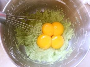 分离鸡蛋，蛋白打至干净容器，蛋黄加入面糊中