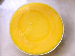 黄油隔水加热至融化，加入到面糊中搅拌均匀