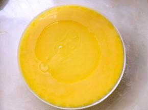 黄油隔水加热至融化，加入到面糊中搅拌均匀
