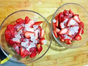 4、加入白糖和冰糖拌匀