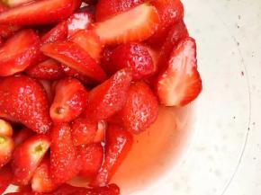 5、放入冰箱冷藏三至四个小时，析出水分