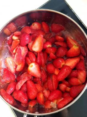 6、将草莓和草莓水一起倒入小奶锅中，大火烧开