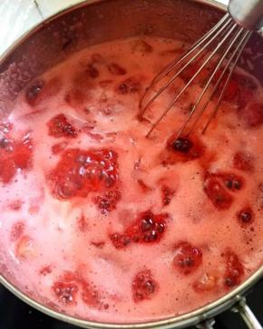 7、然后转小火,开始边加热边搅拌