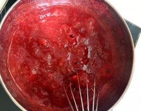 搅至水分蒸发草莓糊成浓稠状就好了