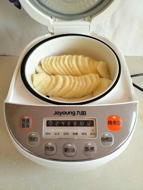 土豆去皮切片，将其蒸熟。