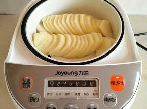 土豆去皮切片，将其蒸熟。