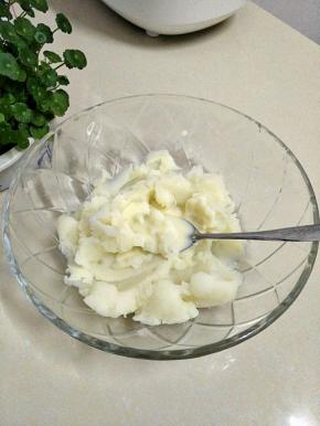 倒入碗中，加入炼乳拌匀。