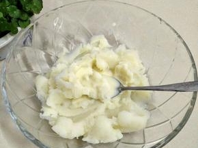 倒入碗中，加入炼乳拌匀。