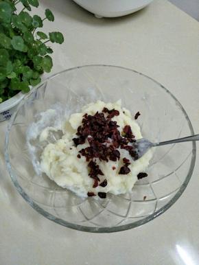 加入蔓越莓干(蔓越莓干微微切下)