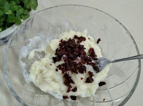 加入蔓越莓干(蔓越莓干微微切下)