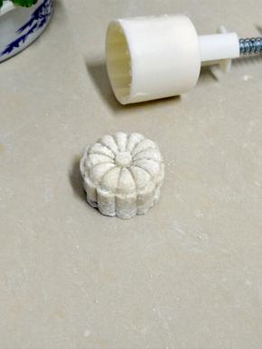 分成40克一份，放模具中压出型。