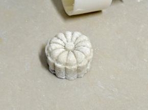 分成40克一份，放模具中压出型。