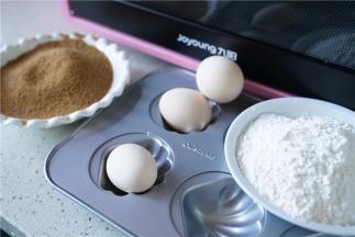 备好所用食材。红糖一定要过筛一下哦。