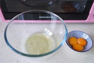 将蛋清蛋黄分离开，分一个蛋清在大盆里。