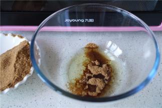 分次加红糖打至糖化。