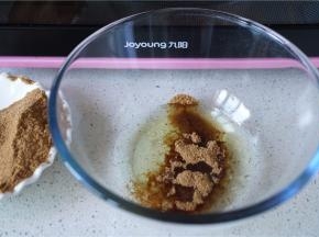 分次加红糖打至糖化。