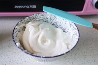 再另外二个蛋清打至倒扣不流状态。