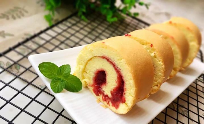 草莓酱蛋糕卷