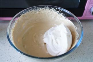 将打好的纯蛋白糊加至在红糖蛋清糊里。