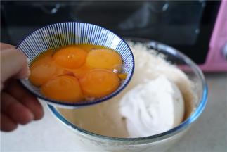 再加入三个蛋黄的量。