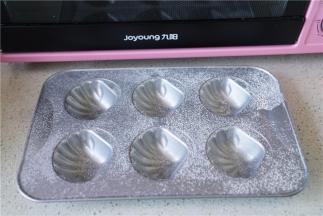 在模具表面洒适量的干粉，并预热好烤箱。（其实还是刷油好）