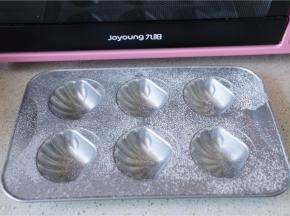 在模具表面洒适量的干粉，并预热好烤箱。（其实还是刷油好）