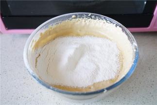 将低粉过筛加至在蛋糊里面。