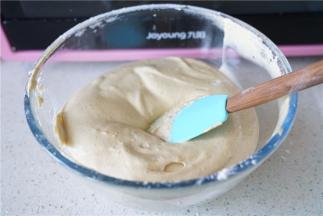 拌至无干粉状即可。