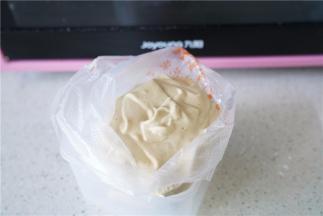 将蛋糕糊入裱花袋。