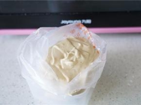 将蛋糕糊入裱花袋。