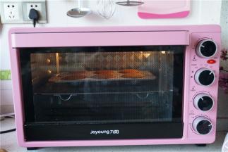 入预热好的烤箱150度烤25分钟。