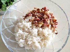 把剩饭、腊肠放入碗中。