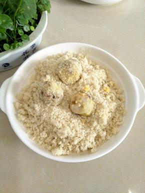 沾上一层馒头碎