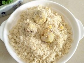 沾上一层馒头碎