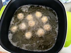 放入四成热的油中