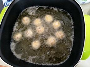 放入四成热的油中