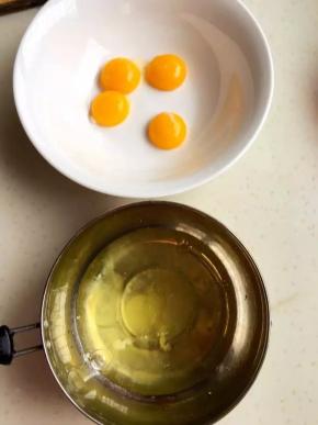 1、蛋清蛋黄分离，蛋清放入无水无油的盆中