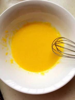 2、蛋黄里分别加入10克糖、油、水拌匀（因为家里临时没有牛奶了，所以用水代替）