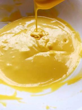 4、拌好的细腻的蛋黄糊