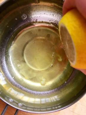 5、蛋白中挤入柠檬汁