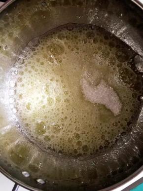 6、蛋白中30克糖分三次加入，蛋白用打蛋器打至粗泡时加三分之一的糖