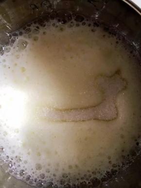 7、打至细泡时再加三分之一的糖