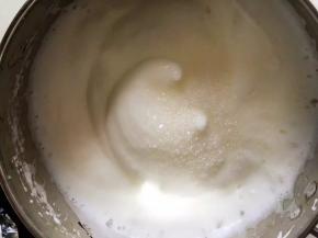 8、打至蛋白有明显纹路，加入剩余的糖