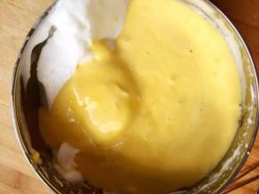 11、拌好的蛋糊，倒入剩余的蛋白中拌匀