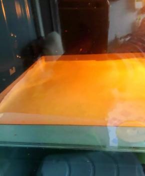 13、把烤盘放入预热好的烤箱，上下火170度15分钟，表面微黄就好