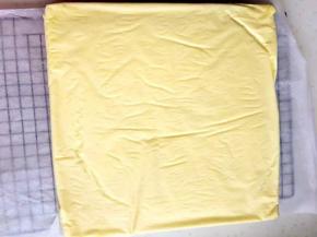 15、取出烤好的蛋糕立即倒扣在烤网的油纸上