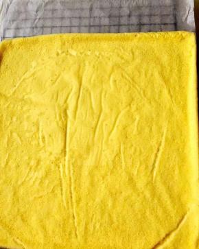 16、晾至温热时脱模，并撕去油纸