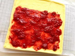 17、将自制的草莓酱均匀的涂抹上大概四分之三的面积